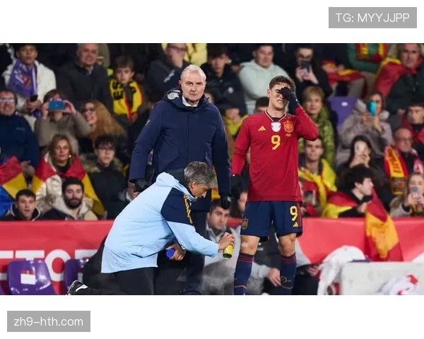 转会传闻：曼联球探现身诺坎普，考察巴萨中场加维。