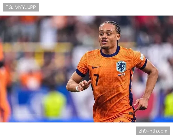 巴黎圣日耳曼新援，荷兰中场哈维-西蒙斯已融入球队快速传递体系